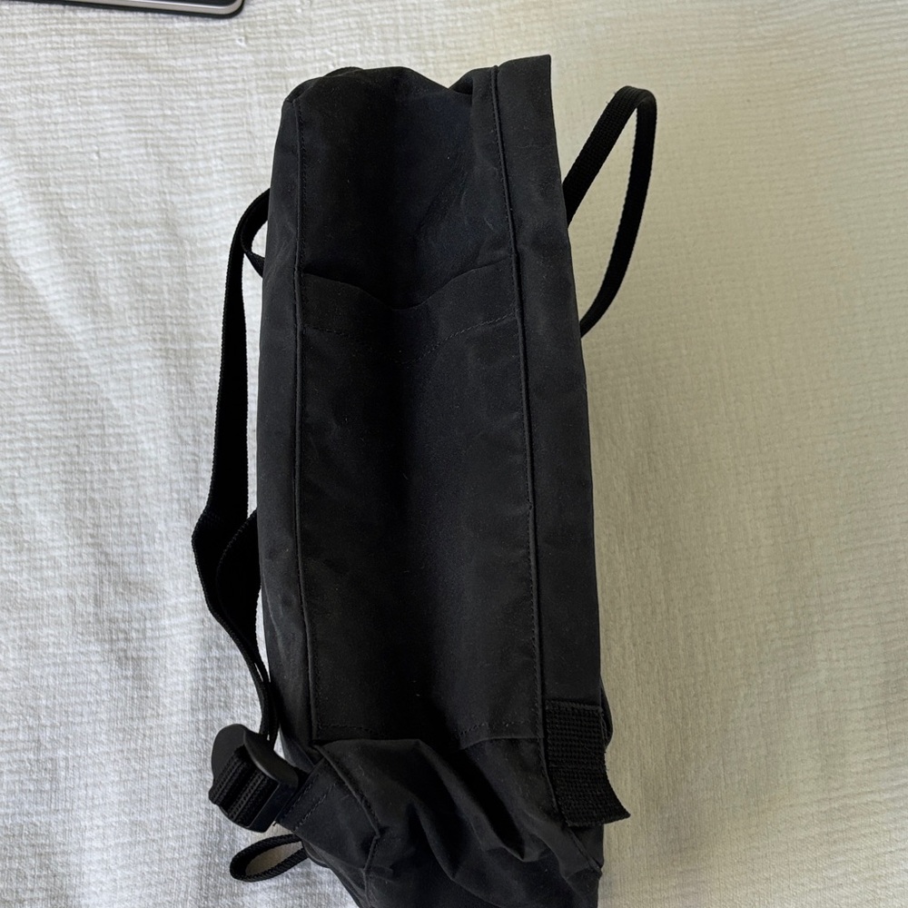 LIKE NEW Kånken Black Classic Backpack - unisex - Picture 3 of 6